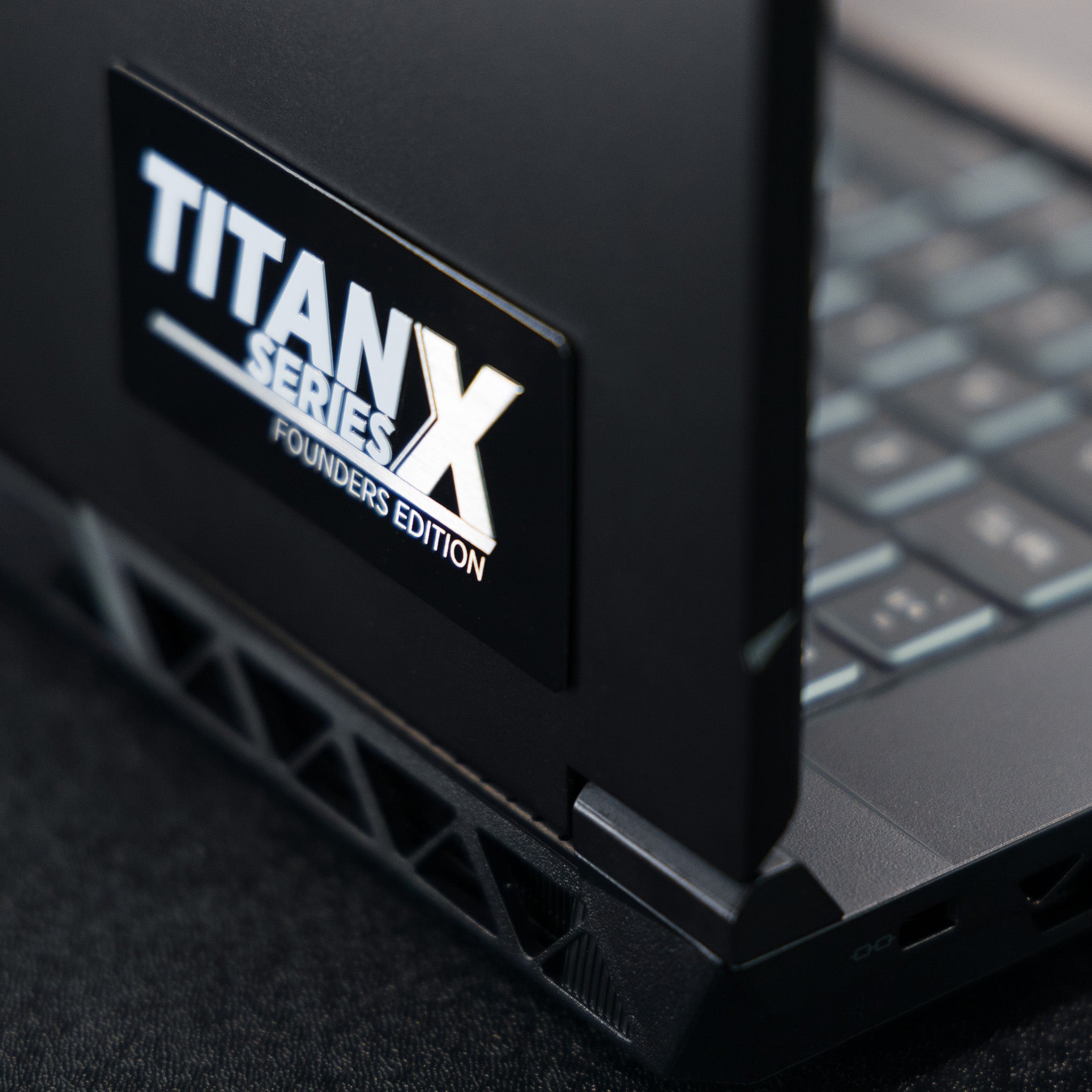 TITAN XL-17 PRO Laptop Workstation